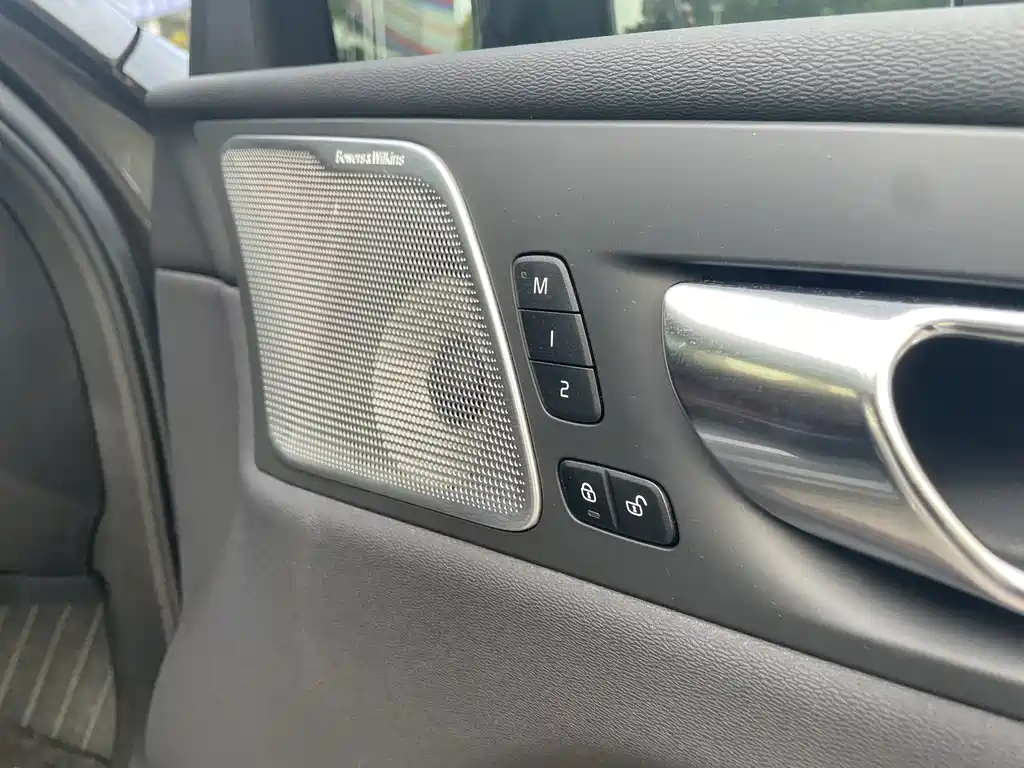 Volvo XC60 PHEV — миниатюра 23
