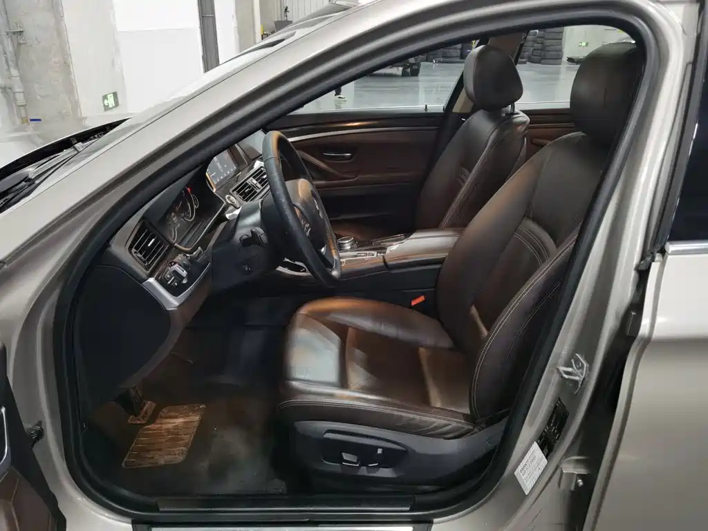 BMW 5 Series — миниатюра 10