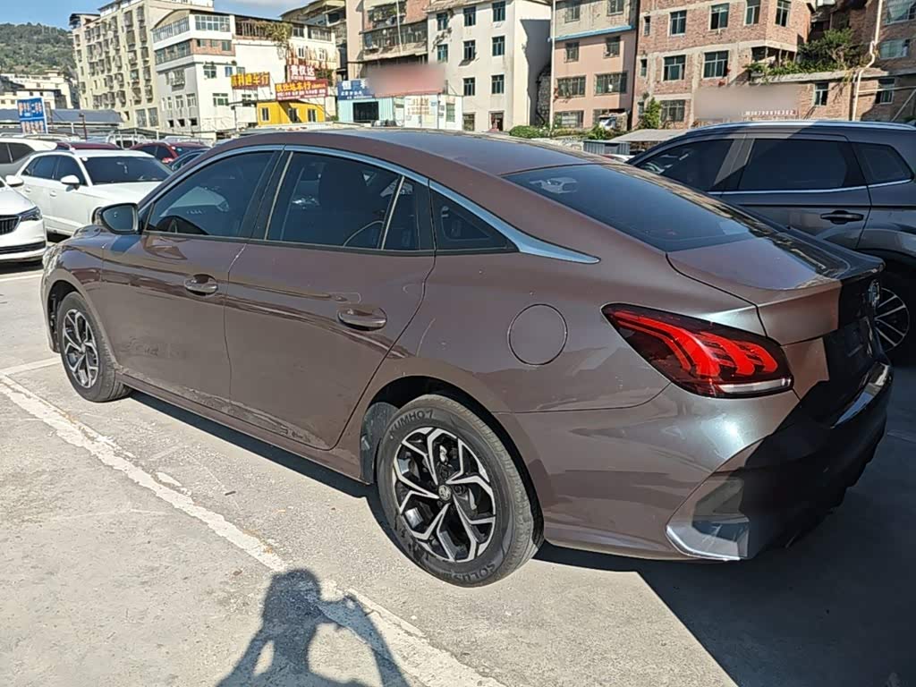 MG MG5 1.5 л 2025 г. Серебристо-серый, пробег 9400 км