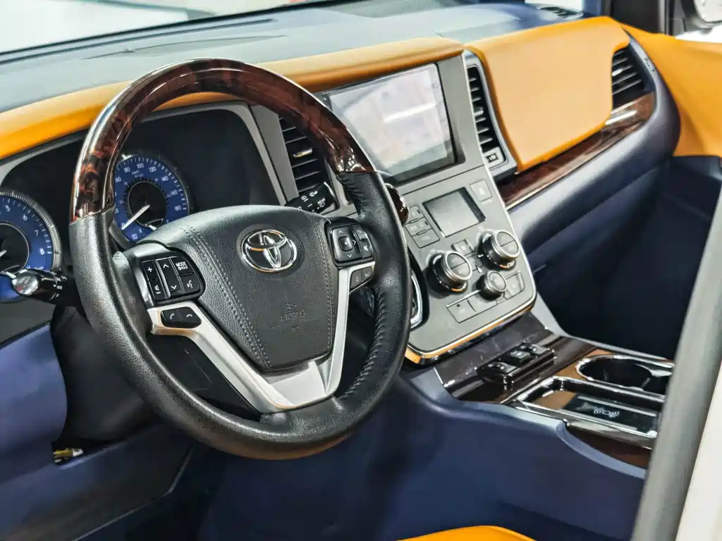 Toyota Sienna — миниатюра 6