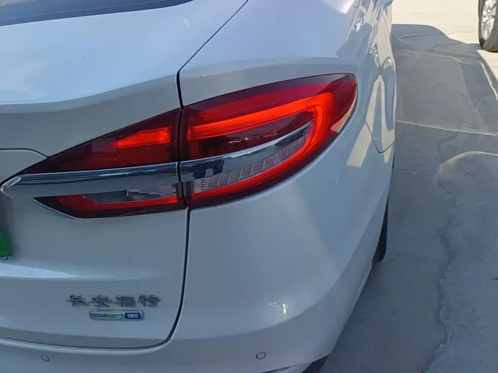 Ford Mondeo — миниатюра 8