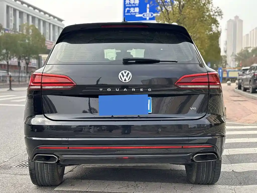 VOLKSWAGEN TOUAREG