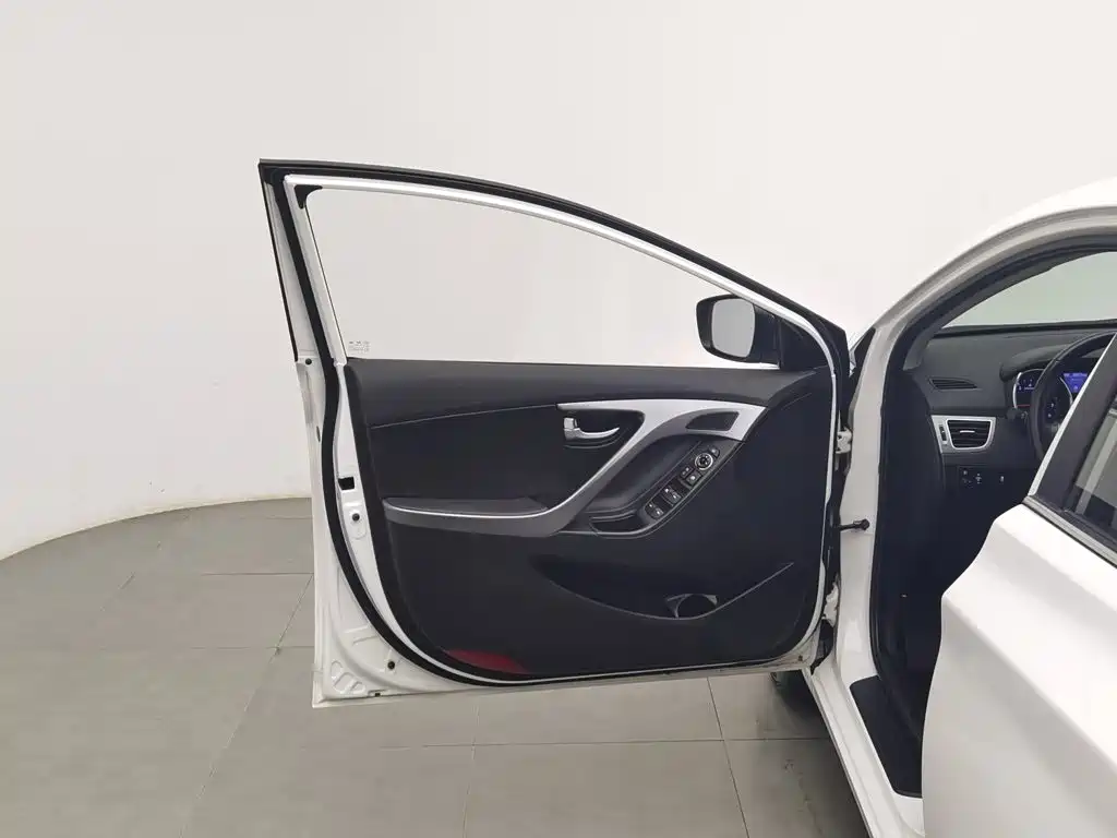 Hyundai Elantra Langdong — миниатюра 8