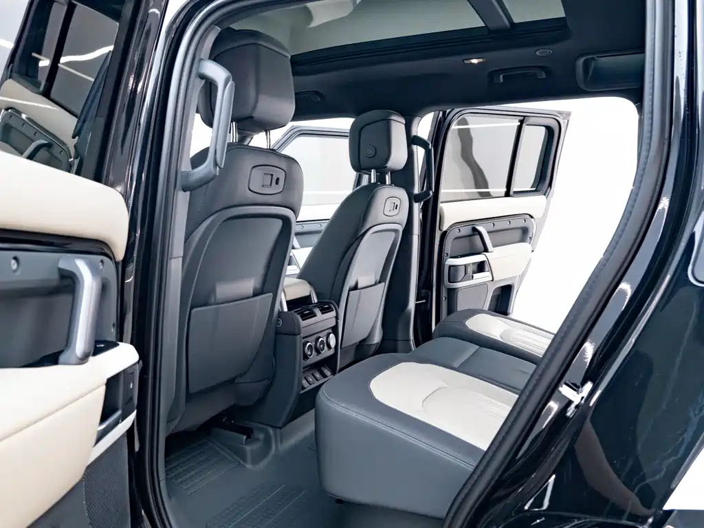 Land Rover Defender — миниатюра 7