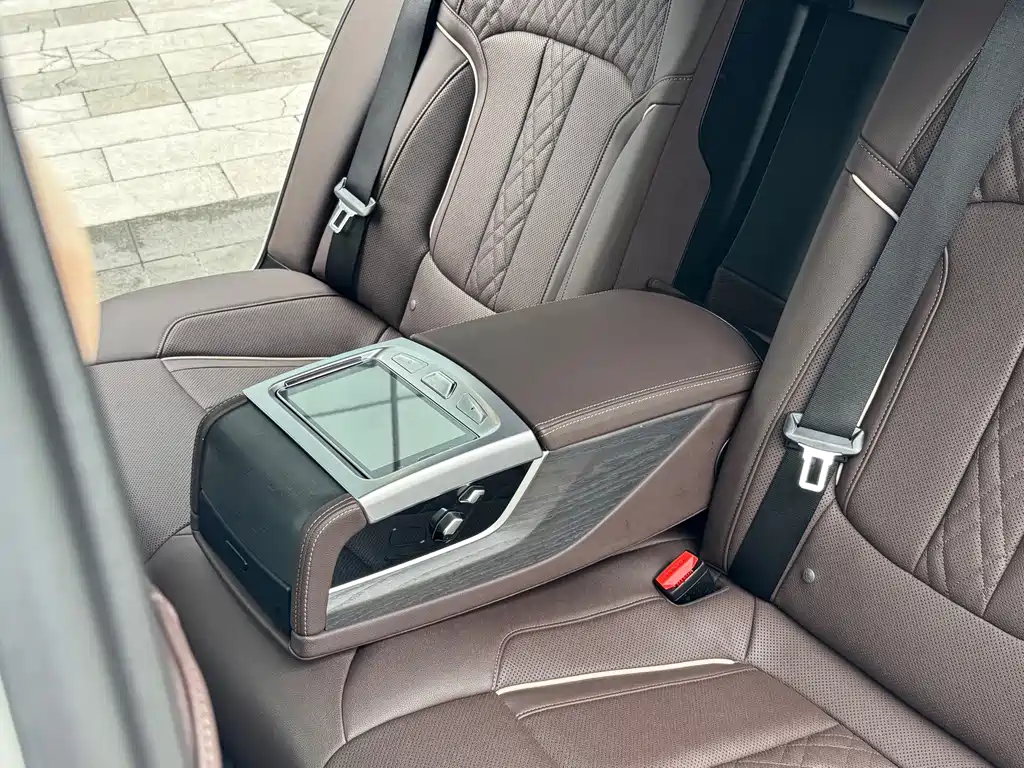 BMW 5 Series — миниатюра 17