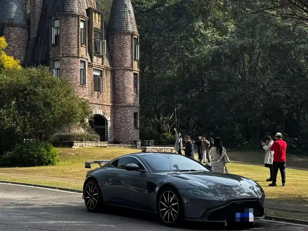 ASTON MARTIN V8 VANTAGE