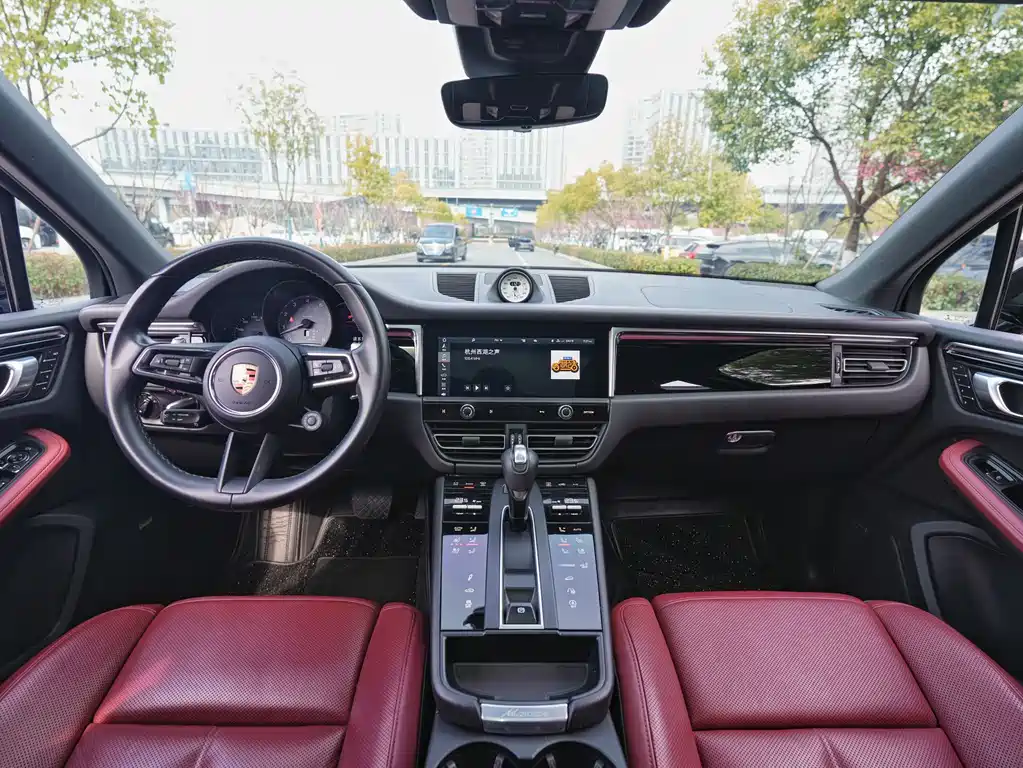 PORSCHE MACAN