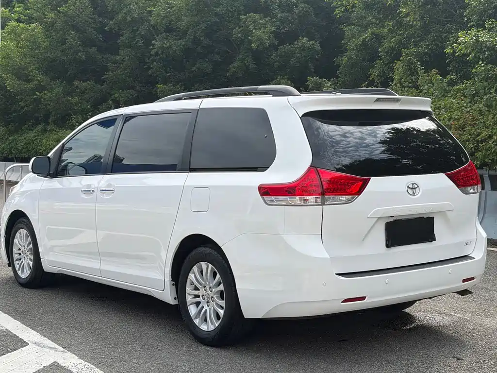 Toyota Sienna — миниатюра 4