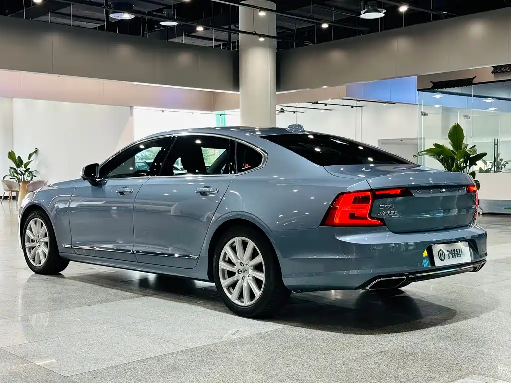 VOLVO  S90