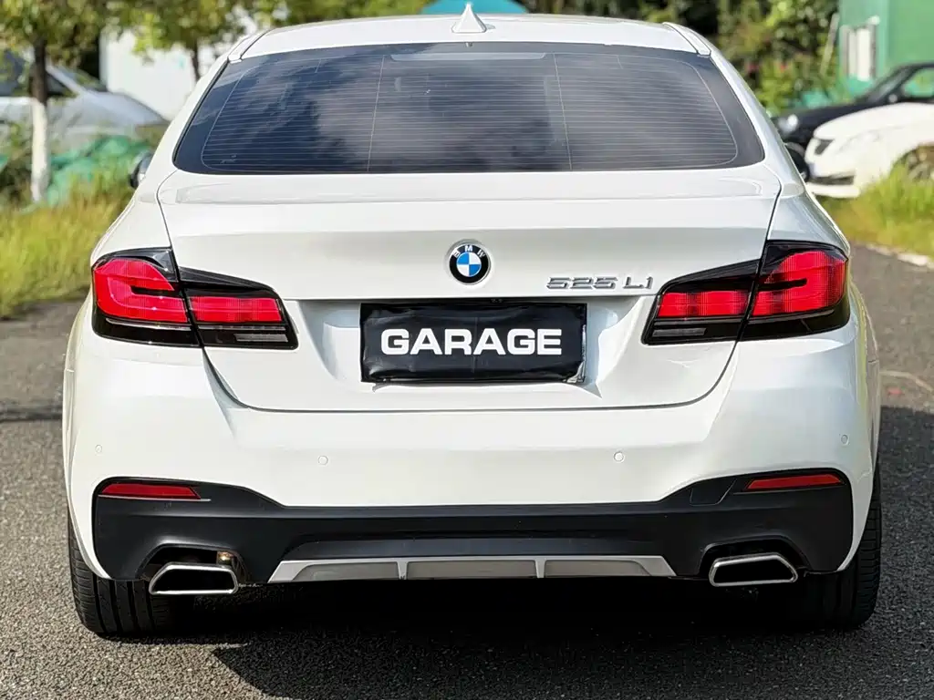 BMW 5 Series — миниатюра 7