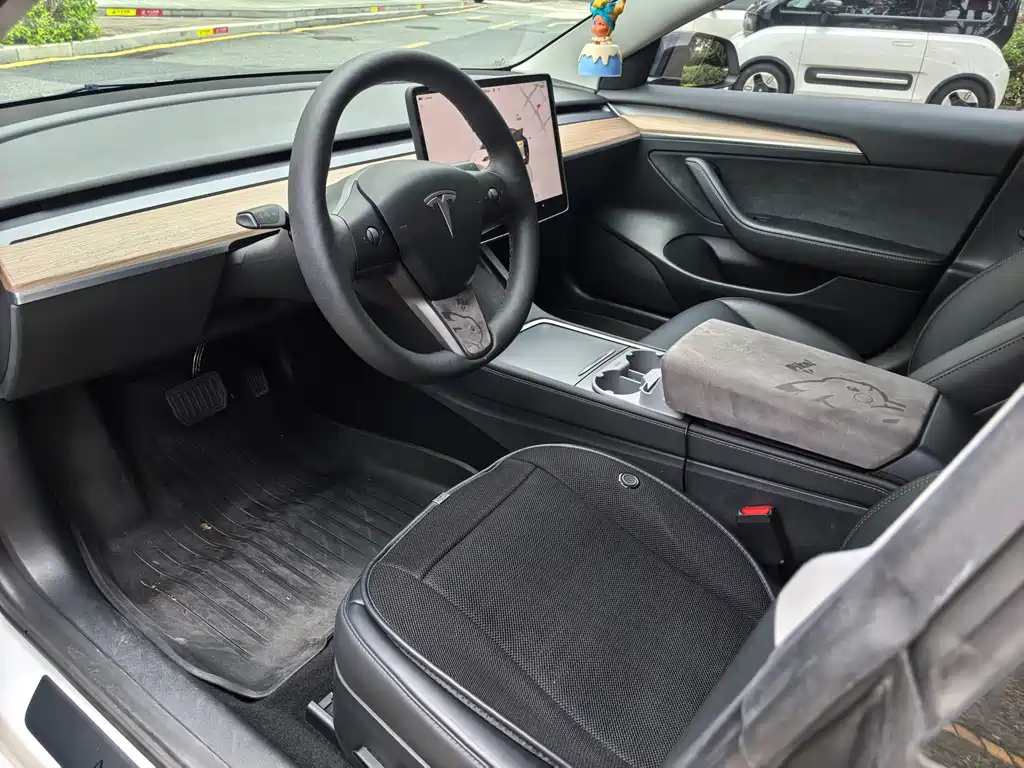 Tesla Model 3 — миниатюра 7