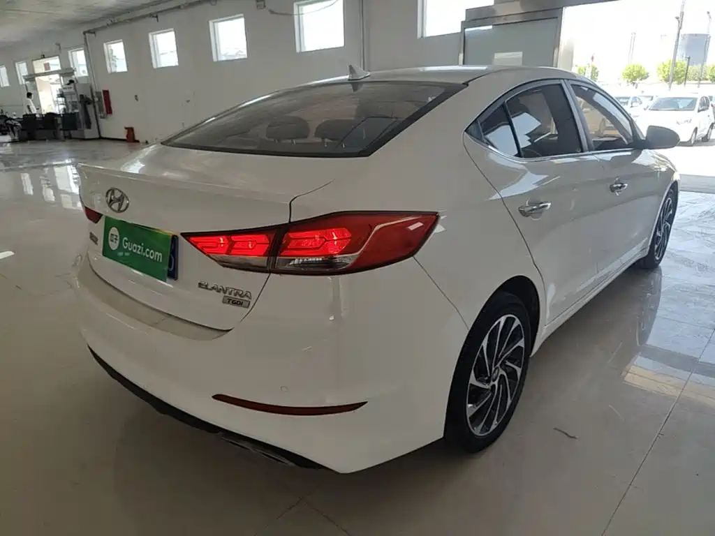 Hyundai Elantra — миниатюра 7