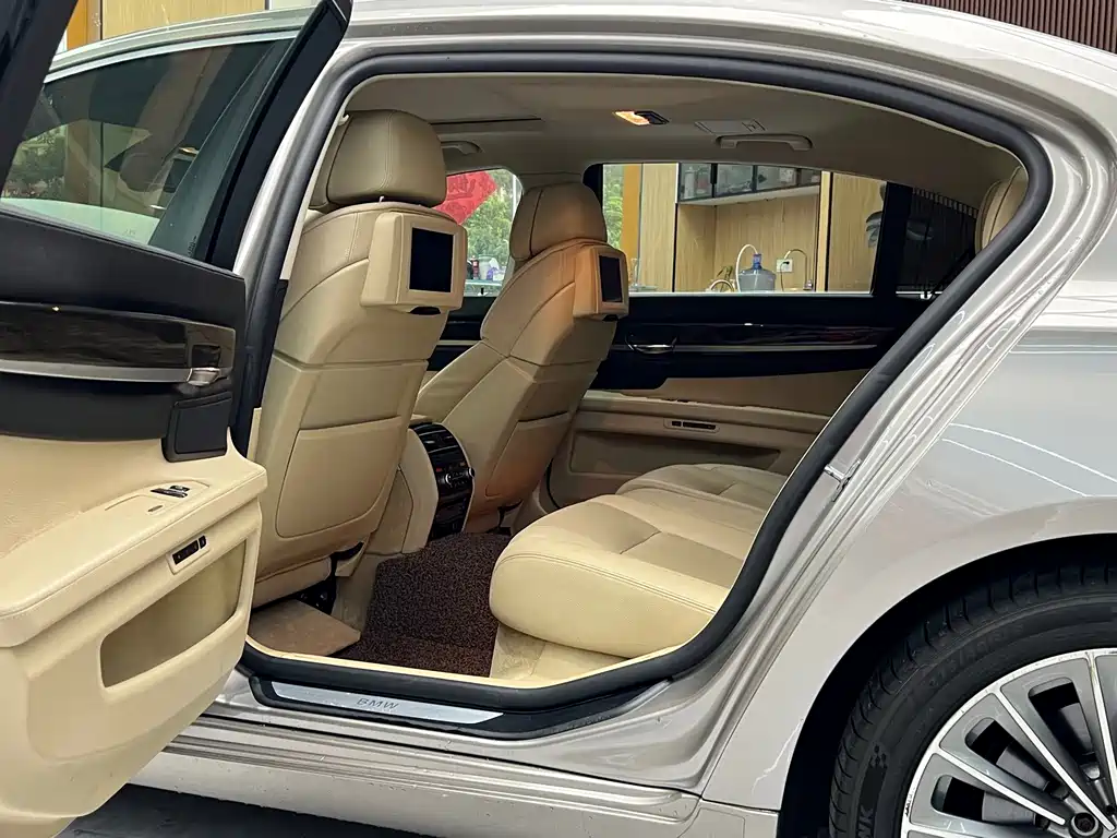 BMW 7 Series — миниатюра 9