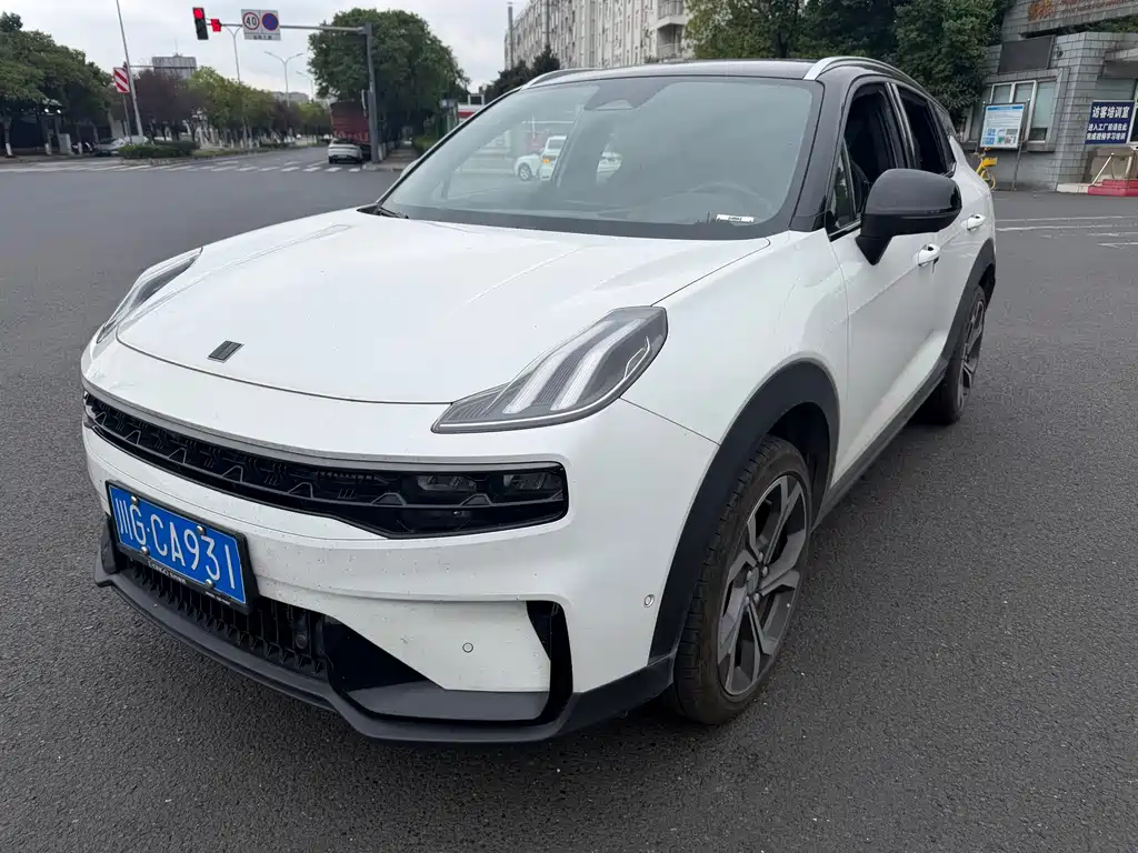 Lynk & Co 06