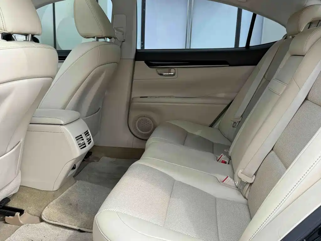 Lexus ES — миниатюра 6