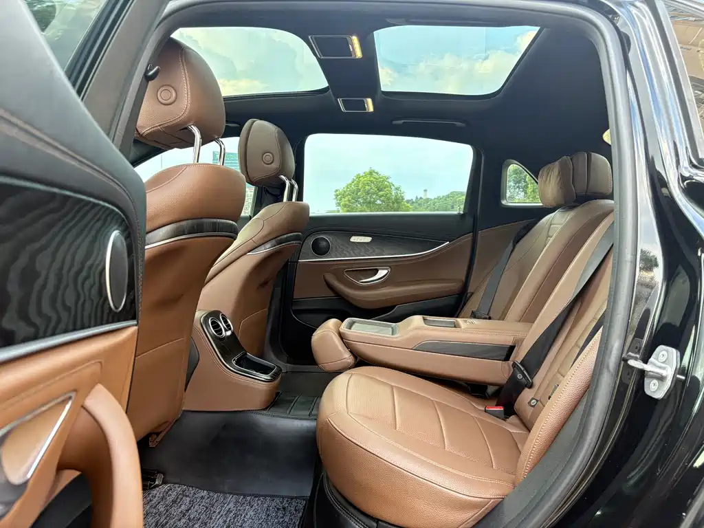 Mercedes-Benz E-Class — миниатюра 5