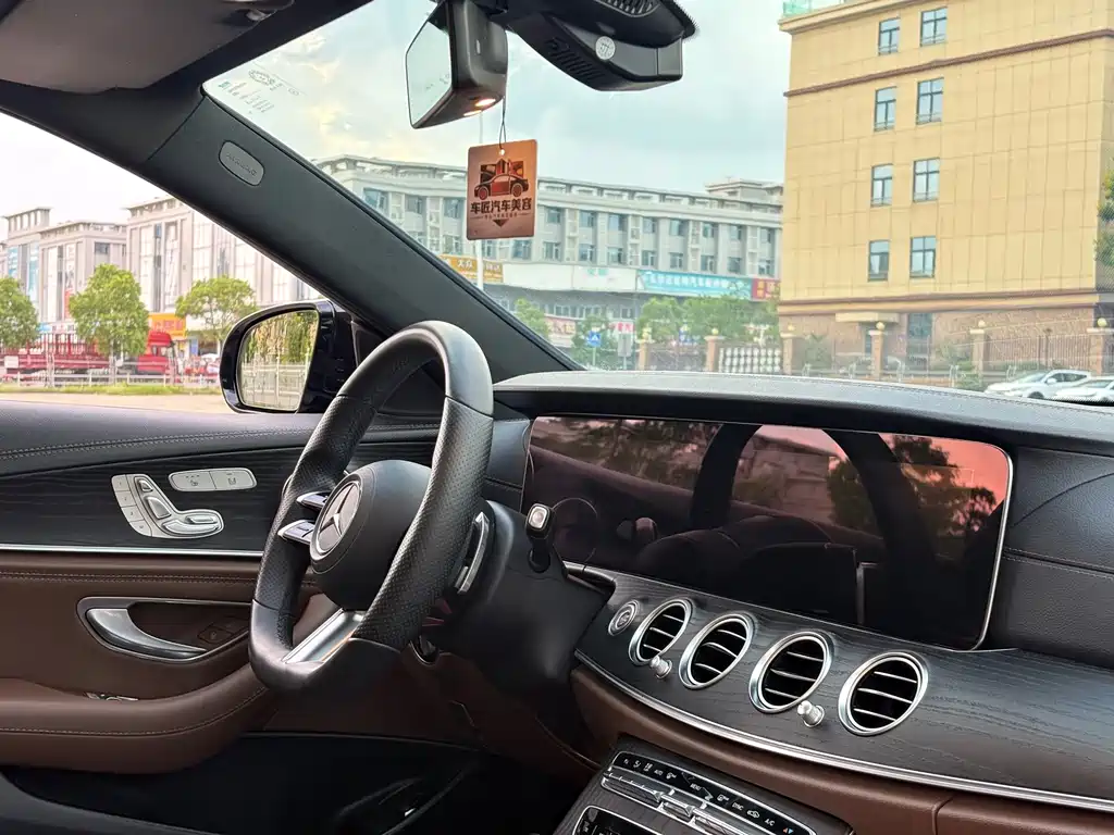 Mercedes-Benz E-Class — миниатюра 11