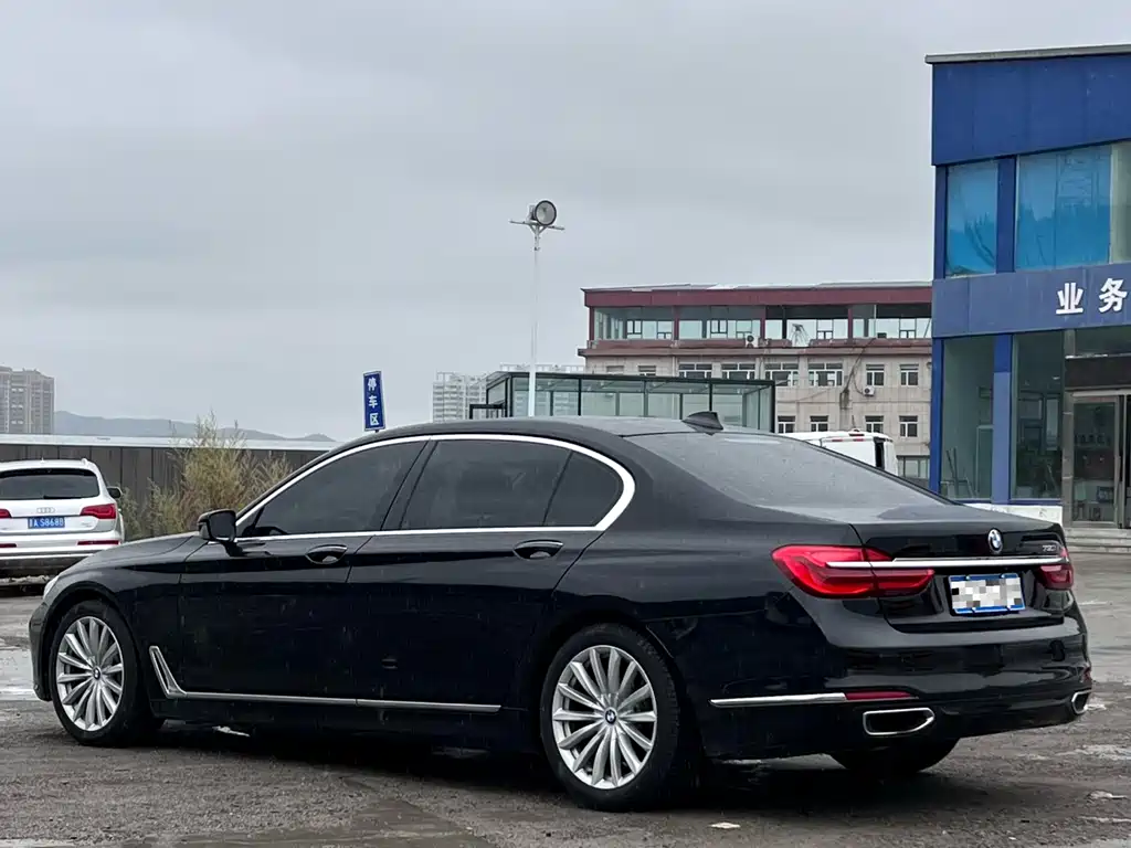 BMW 7 Series — миниатюра 6