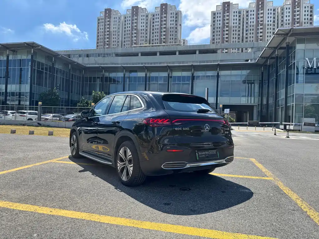 Mercedes-Benz EQE SUV — миниатюра 22