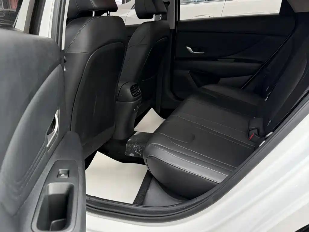 Hyundai Elantra — миниатюра 13