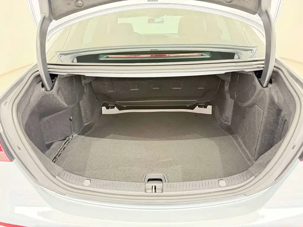 Mercedes-Benz E-Class — миниатюра 31