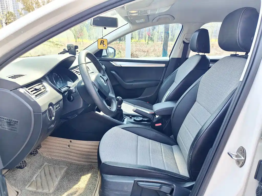 Skoda Octavia 2016 1.6L MT