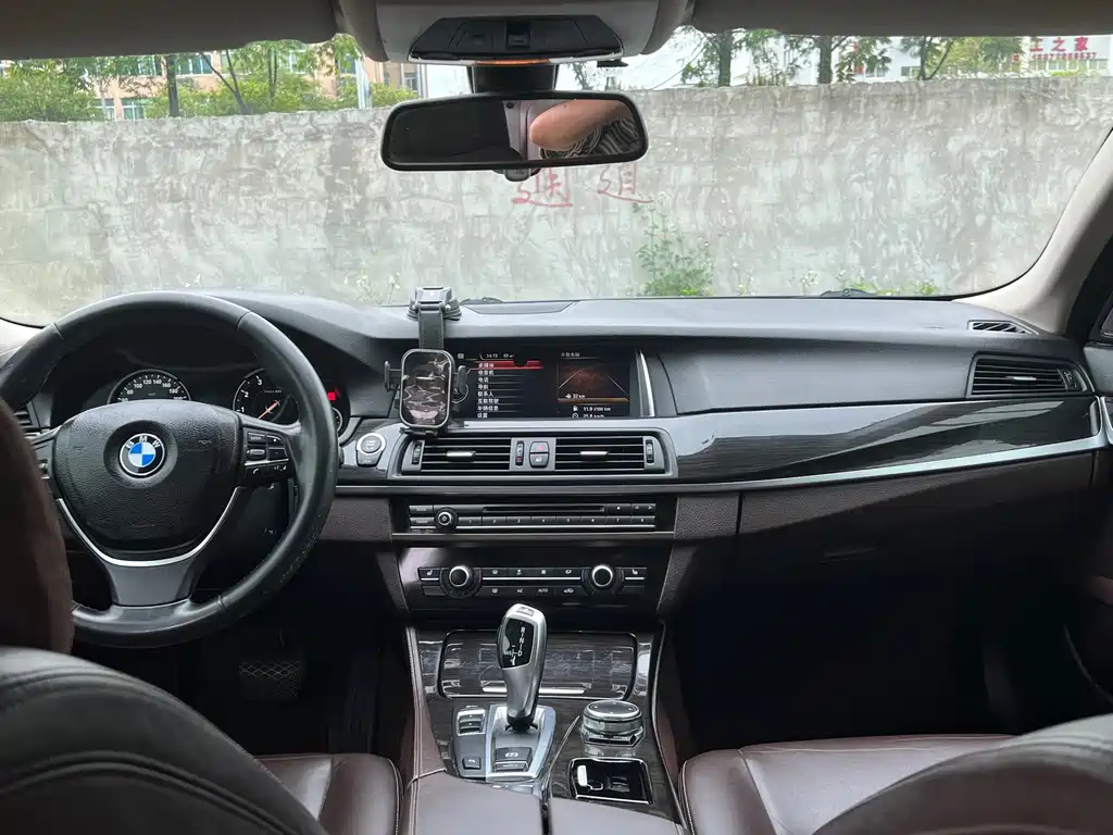 BMW 5 Series — миниатюра 6