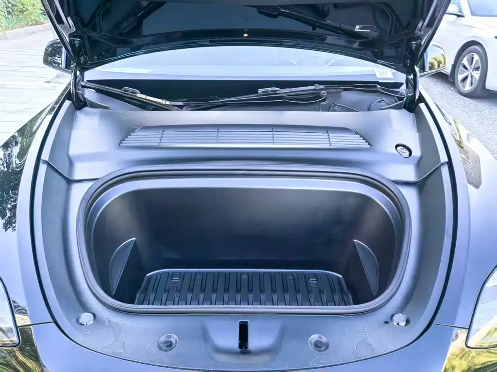 Tesla Model Y — миниатюра 19