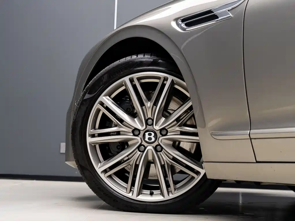 Bentley Flying Spur PHEV — миниатюра 6