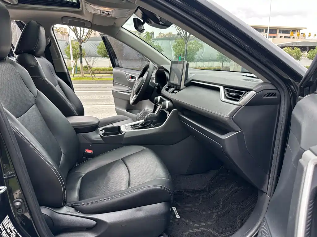 Toyota RAV4 — миниатюра 10