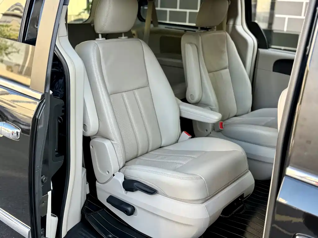 Chrysler Grand Voyager (Import) — миниатюра 17