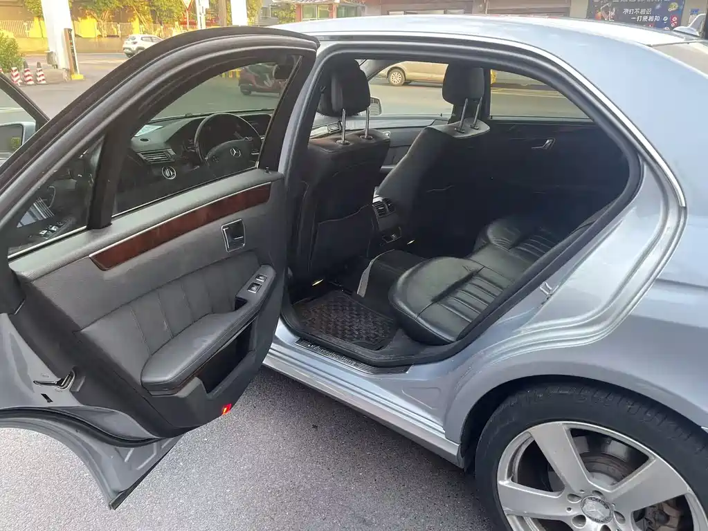 Mercedes-Benz E-Class — миниатюра 8