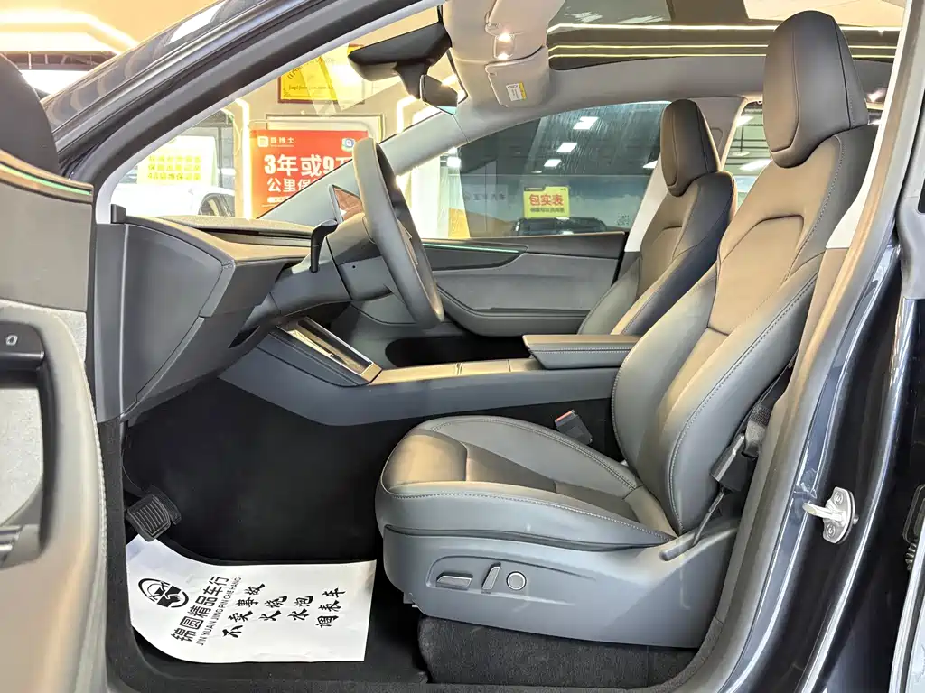 Tesla Model Y — миниатюра 9