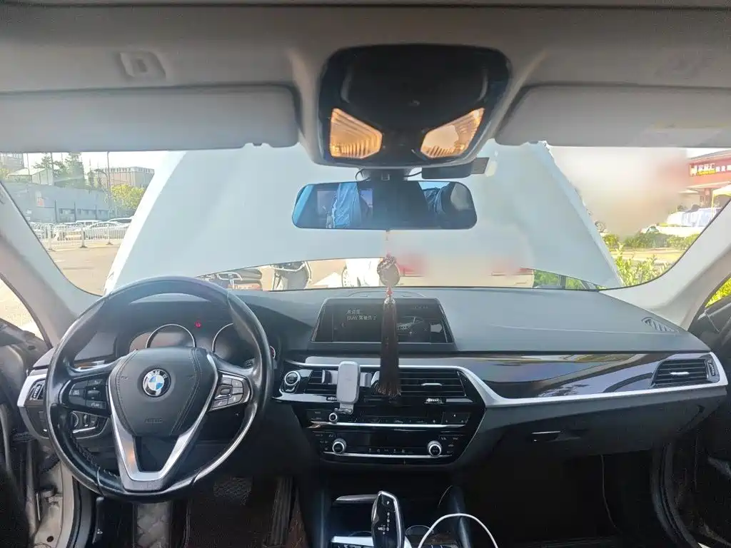 BMW 5 Series — миниатюра 13