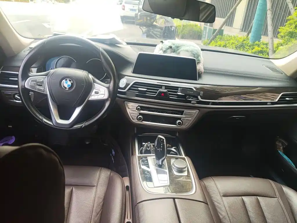 BMW 7 Series — миниатюра 10