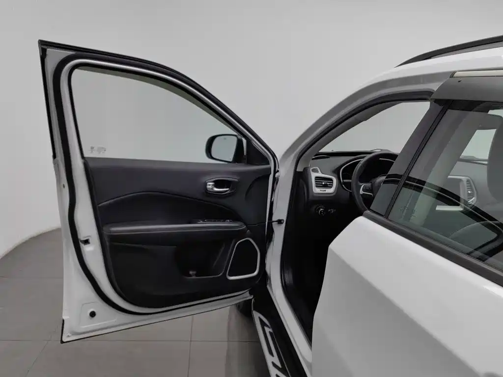 Jeep Compass — миниатюра 8