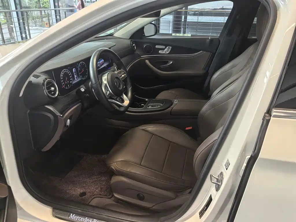 Mercedes-Benz E-Class — миниатюра 8