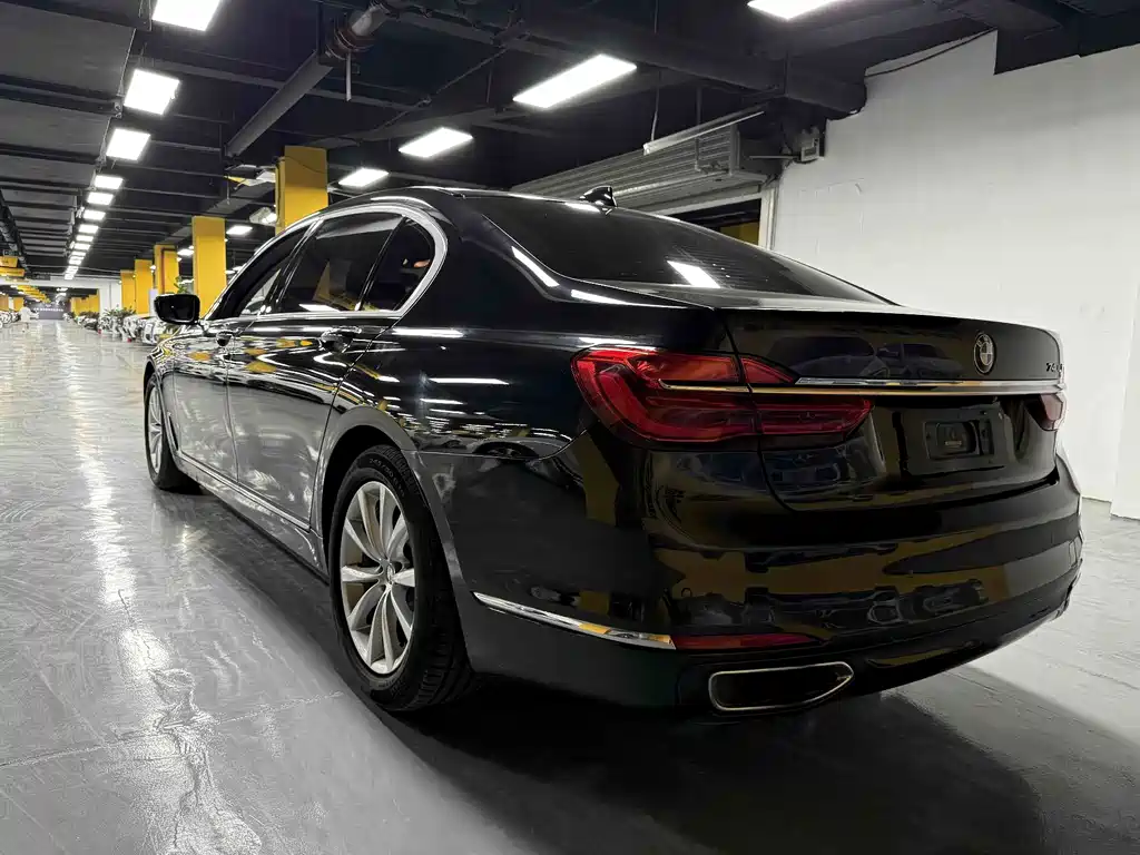 BMW 7 Series — миниатюра 8