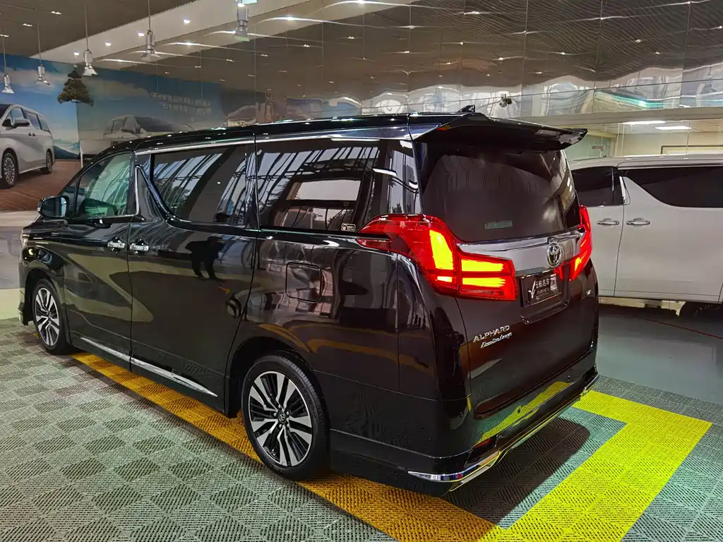 Toyota Alphard — миниатюра 9