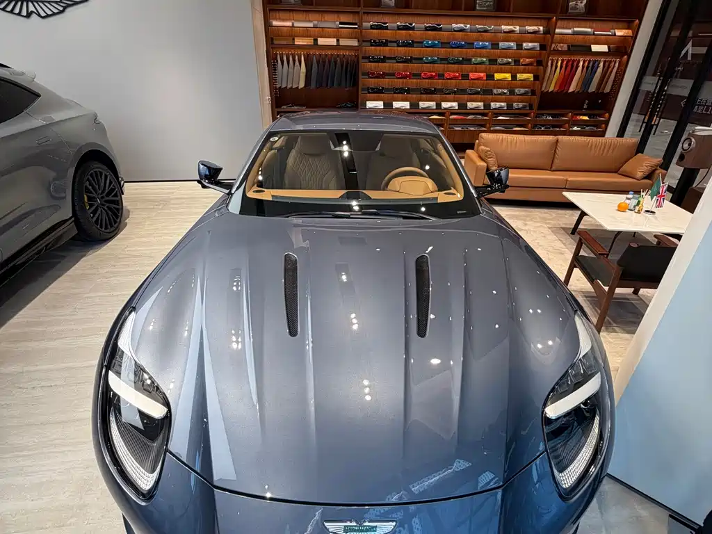 Aston Martin DB12 — миниатюра 2