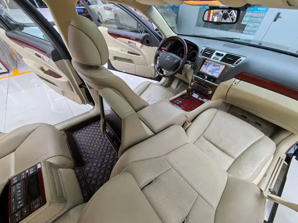 Lexus LS — миниатюра 6