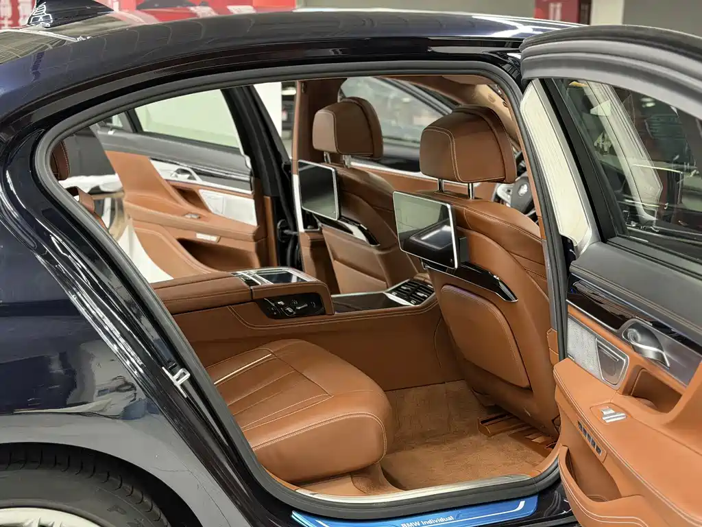 BMW 7 Series — миниатюра 11