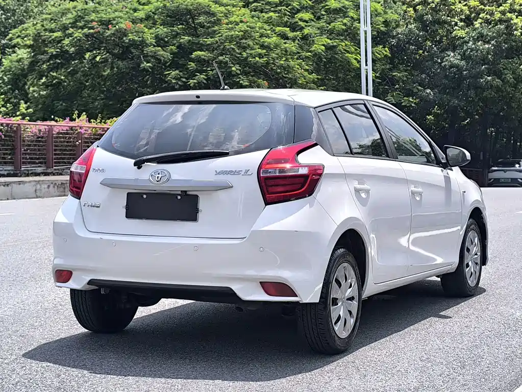 Toyota Yaris L - фото 4