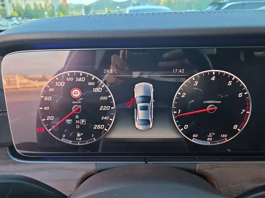 Mercedes-Benz E-Class — миниатюра 14