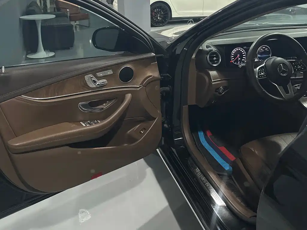 Mercedes-Benz E-Class — миниатюра 6