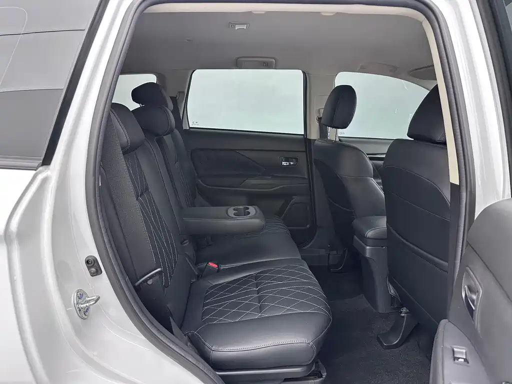 Mitsubishi Outlander — миниатюра 13