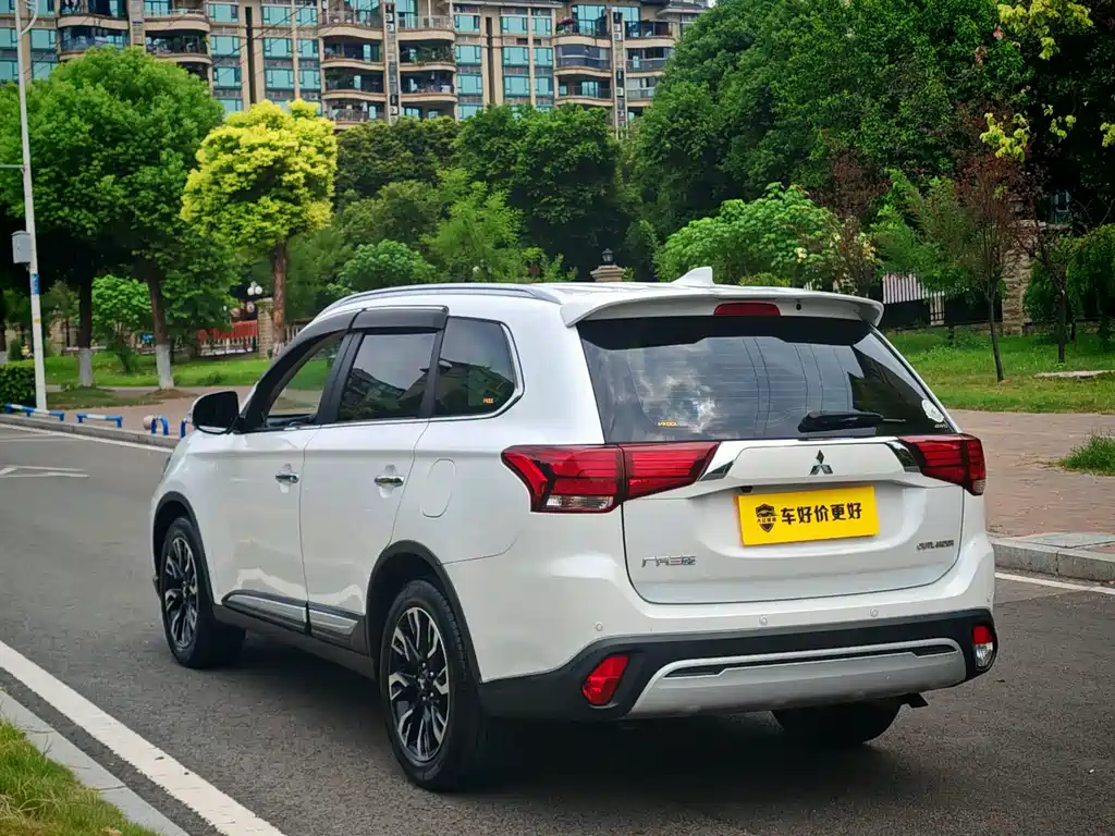 Mitsubishi Outlander — миниатюра 18