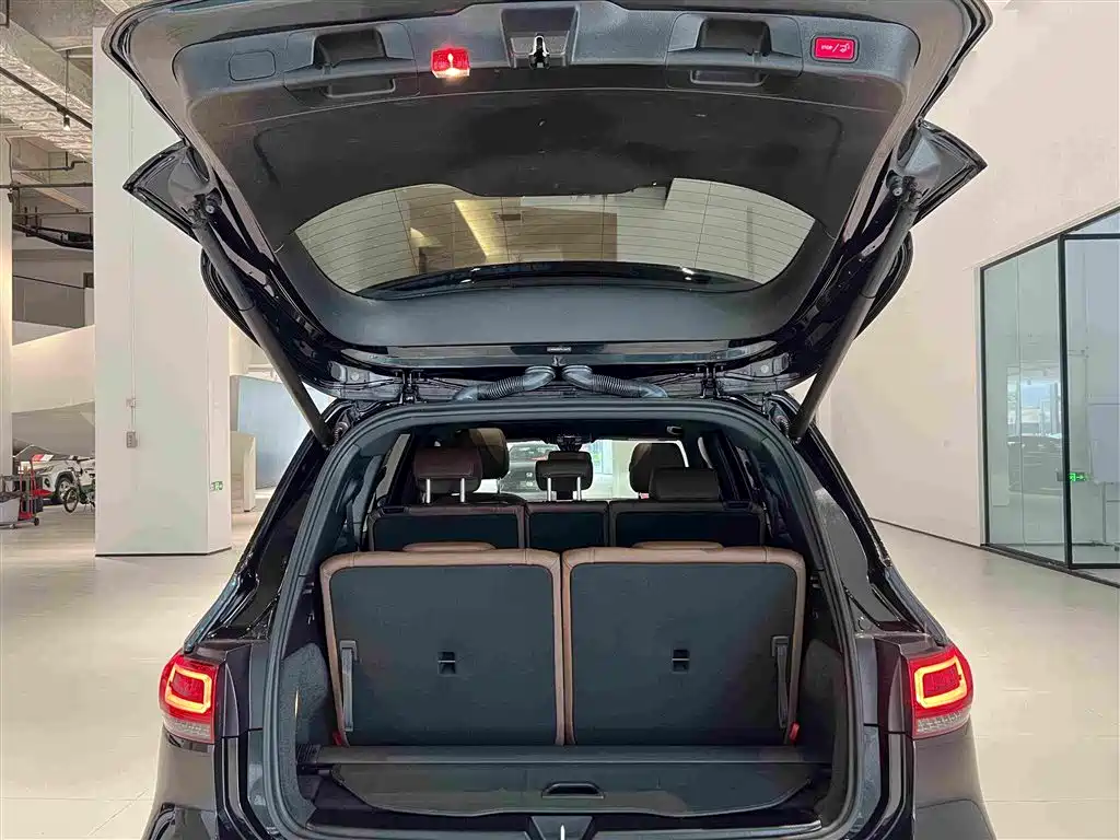 Mercedes-Benz GLB — миниатюра 18