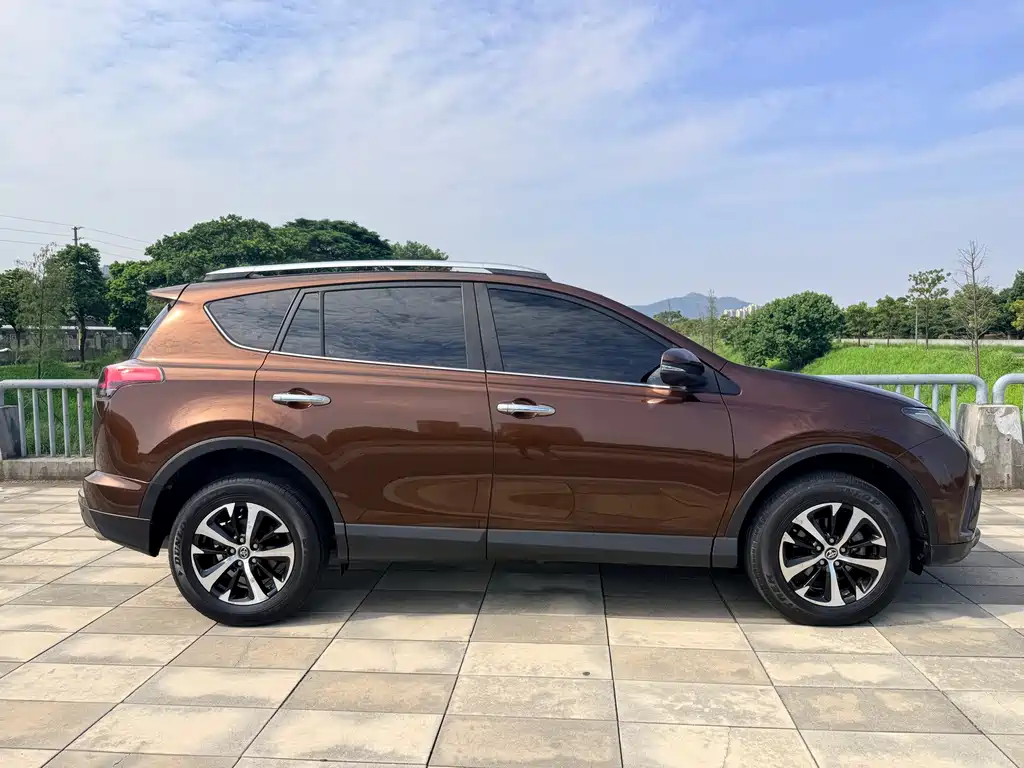 Toyota RAV4 — миниатюра 11