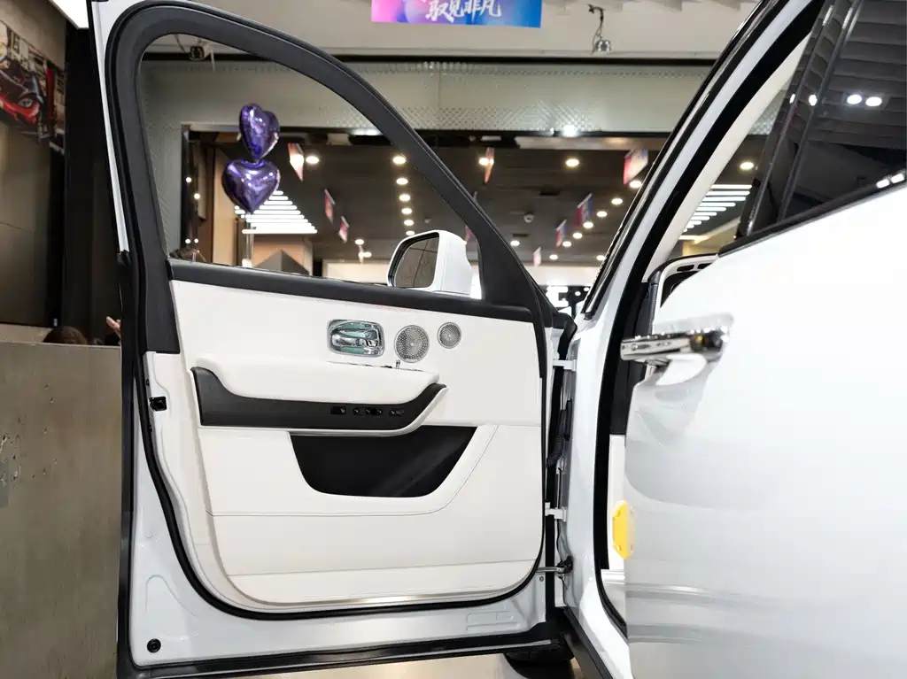 Rolls-Royce Cullinan — миниатюра 8